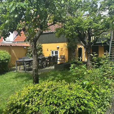 Vidunderligt Hus Med Gardhave - Midt I Centrum Brettevillesgade 16 A アパート オールボー